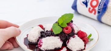 Jednoduché ryžovo-tvarohové knedličky s ovocným prelivom